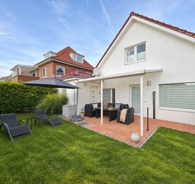 Überdachte Terrasse mit Garten
