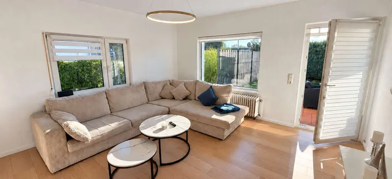 Wohnbereich mit Zugang zur Terrasse