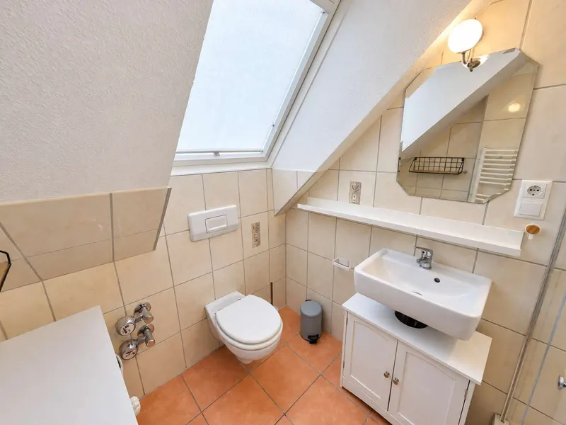 Badezimmer mit Dachfenster
