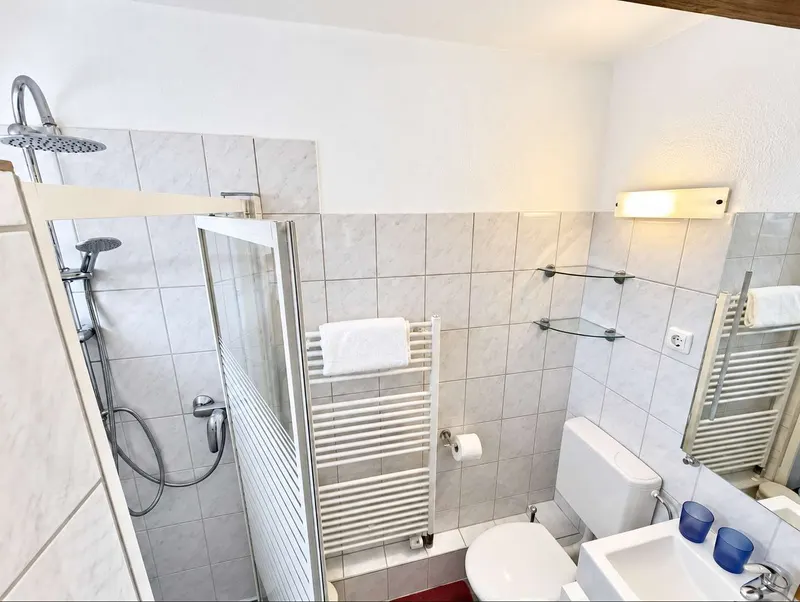Badezimmer mit Dusche